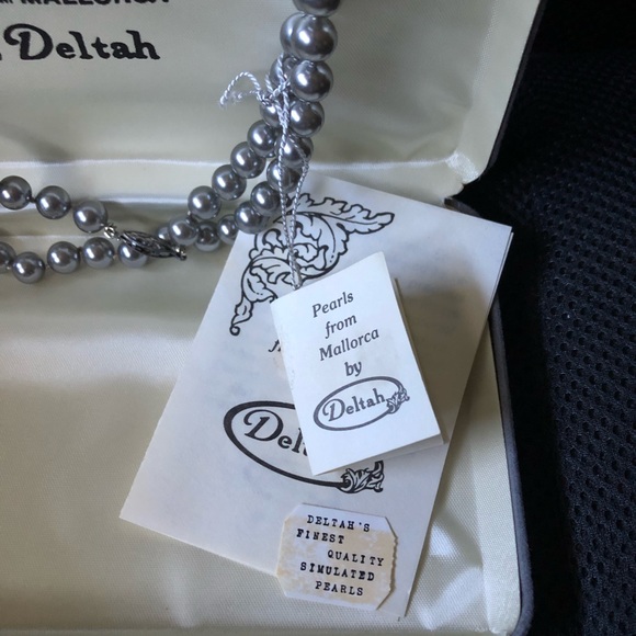 Brand New in box Simulated Pearls from Mallorca - Picture 2 of 3